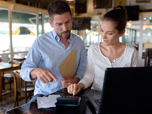 Personal administrativo haciendo cuentas